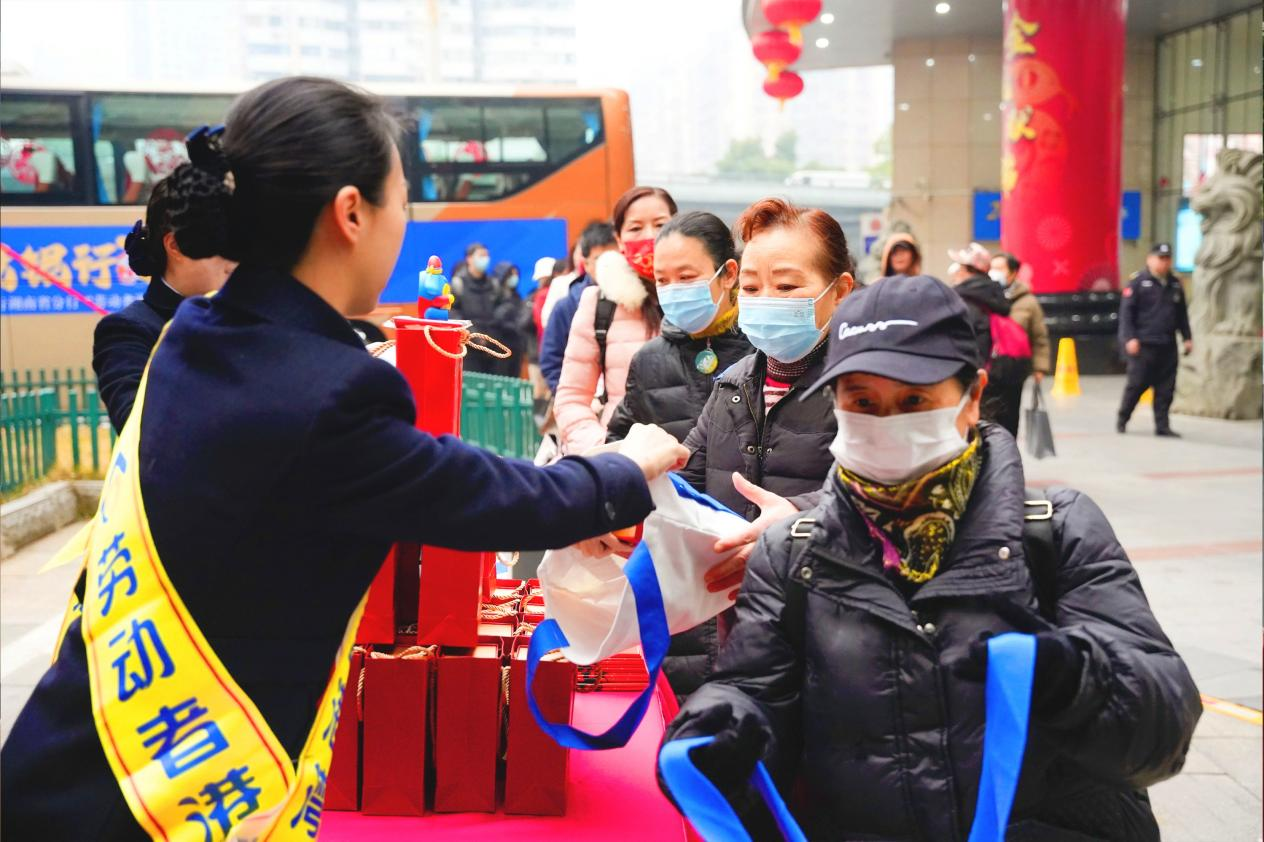 港湾传爱，情暖归家 ——中国建设银行湖南省分行开展春节爱心大巴返乡公益活动