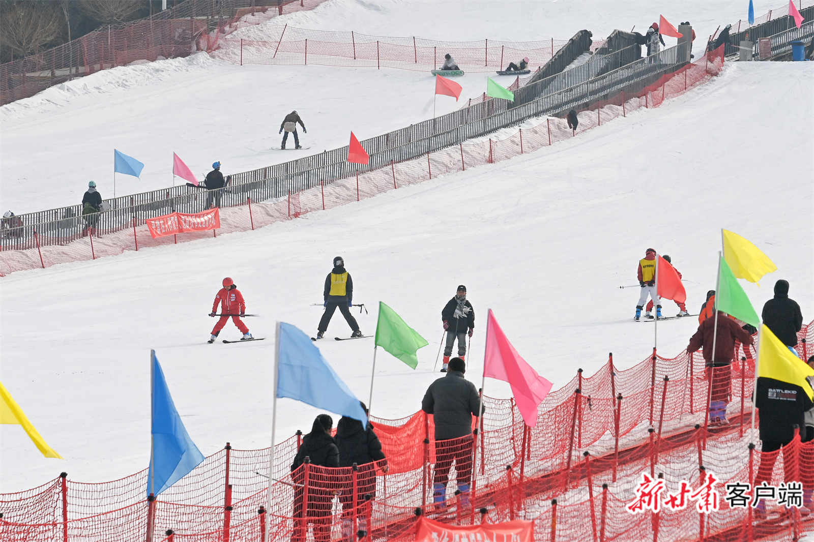 春节前,松鸣岩国际滑雪场迎来众多滑雪爱好者。新甘肃·甘肃日报记者 丁凯 摄