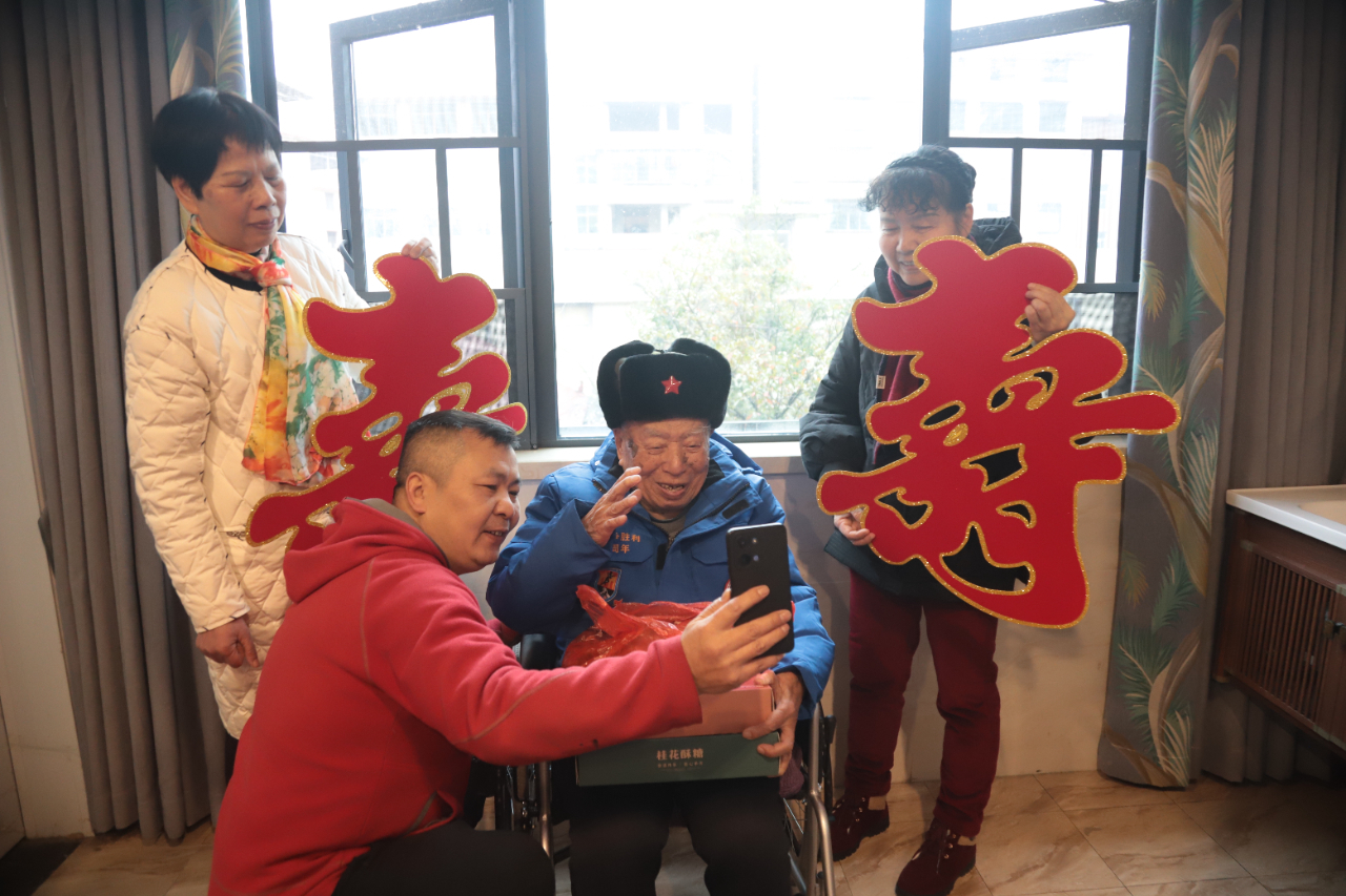 李斌正在与浔阳区退役军人事务局相关工作人员视频