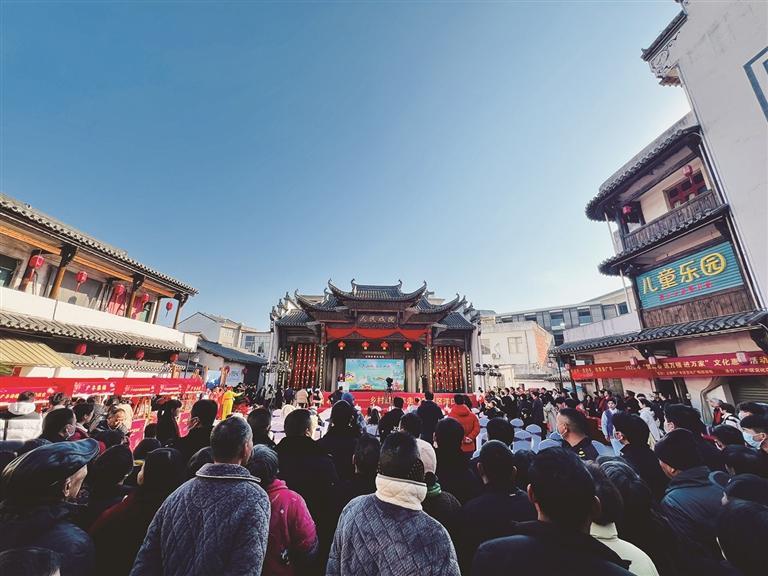 热闹非凡的乡村大戏现场。