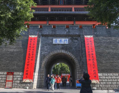 江西贛州：古城門掛上巨幅春聯 喜迎新春佳節