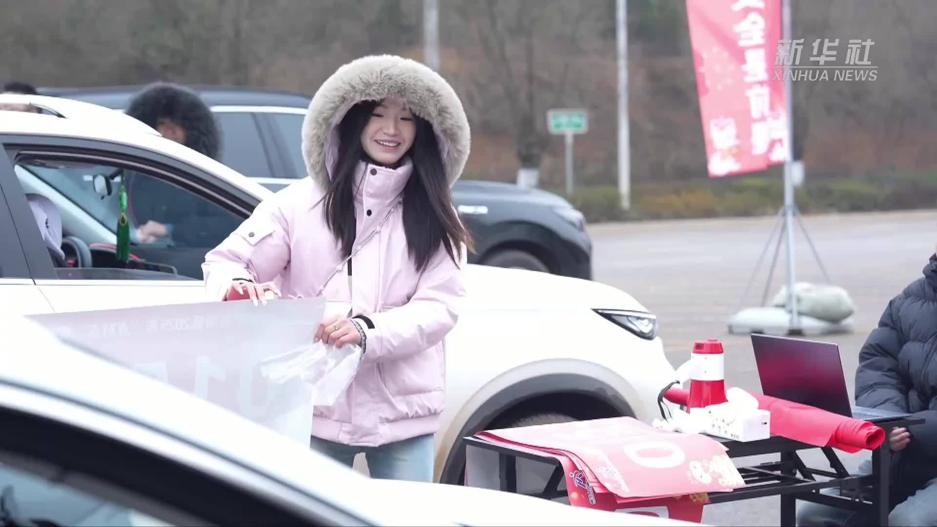 贵州威宁年后首批200辆私家车驶上返岗路