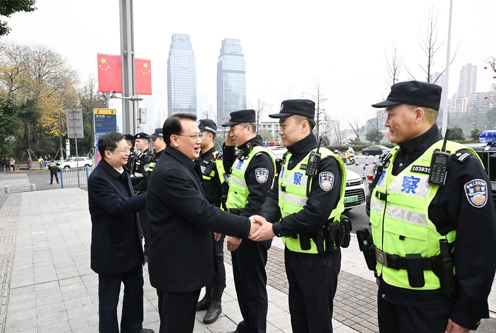 1月28日，在南岸区江南大道智慧公安检查站，市委书记袁家军，市委副书记、市长胡衡华看望慰问值守一线的公安干警和交通运输执法人员。记者 苏思 摄