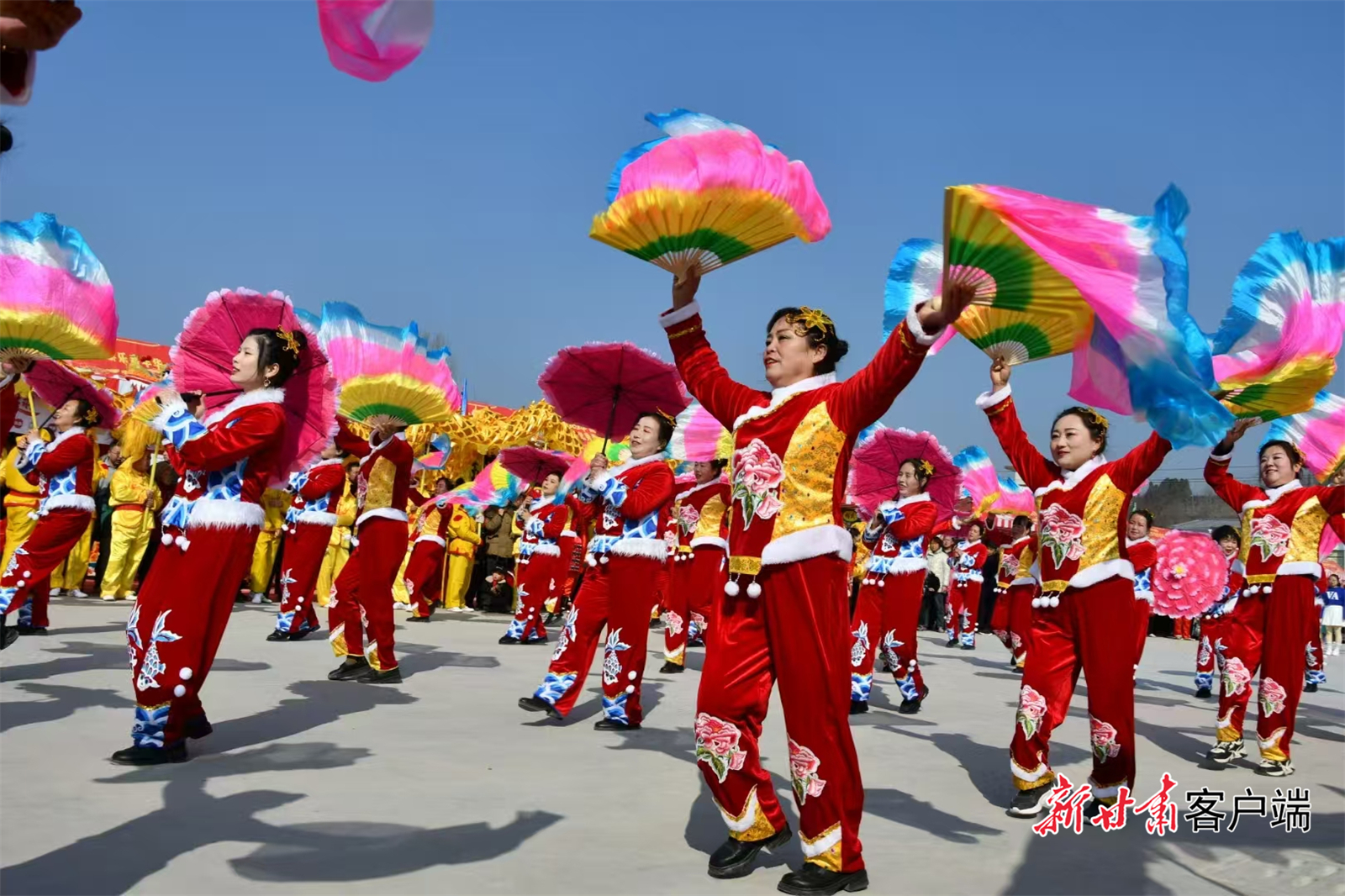 成县陈院镇村民们舞秧歌，一展精神风貌。（陈院镇　供图）