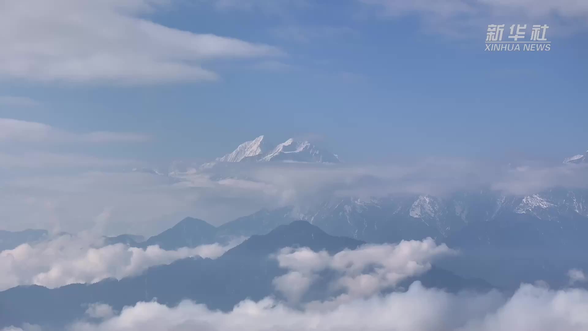 在二郎山上踏雪巡线 云端除冰