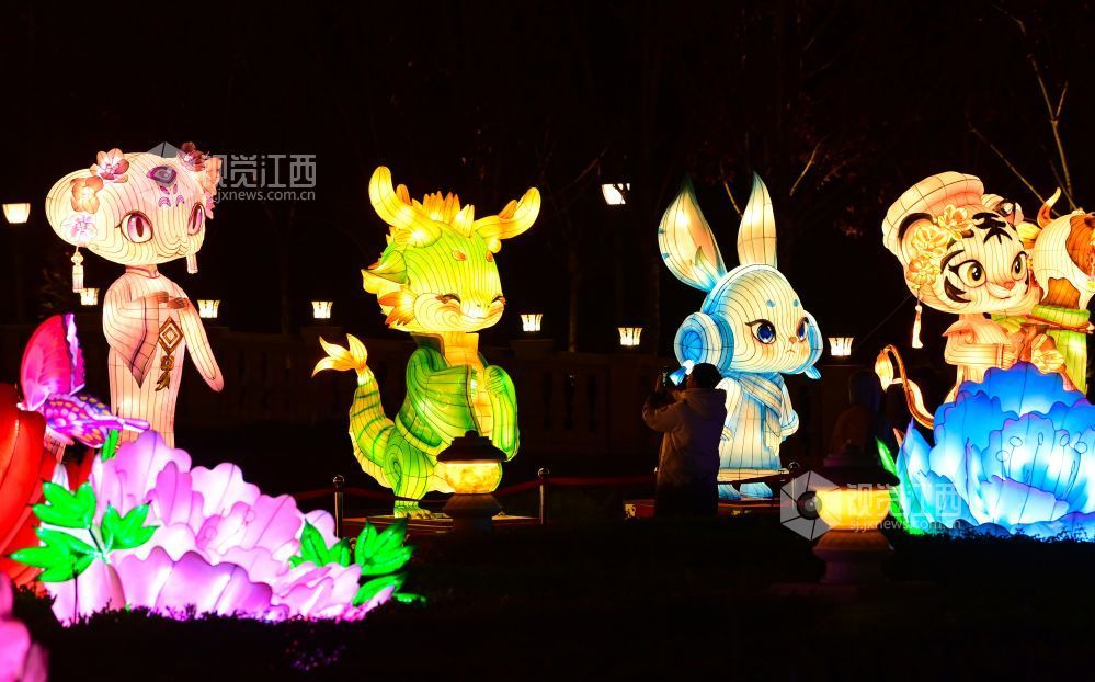 1月25日，贛州市章貢區方特東方欲曉主題公園內各式花燈流光溢彩、璀璨奪目，吸引眾多游客前來賞燈游玩。 特約通訊員 胡江濤攝