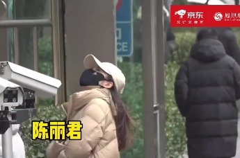 周深、陈丽君现身2025央视春晚第五次联排现场。