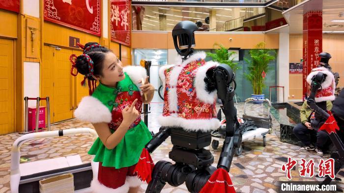 舞蹈演员与人形机器人H1互动。(受访者 供图)