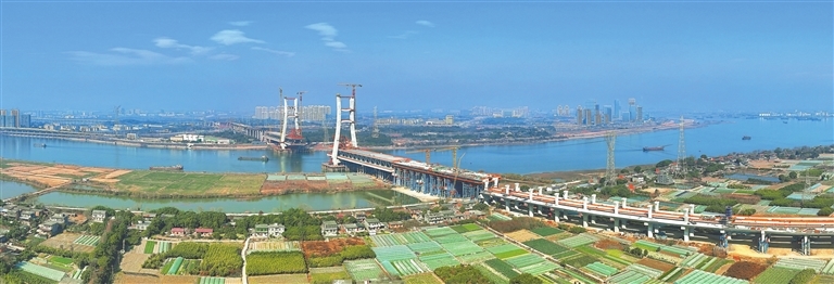 大桥建设现场忙（图）