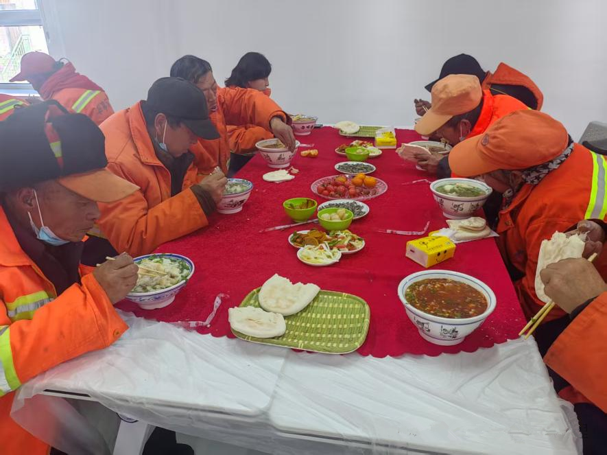 城市美容师吃上免费羊肉泡 爱心华亭“暖男”属性拉满