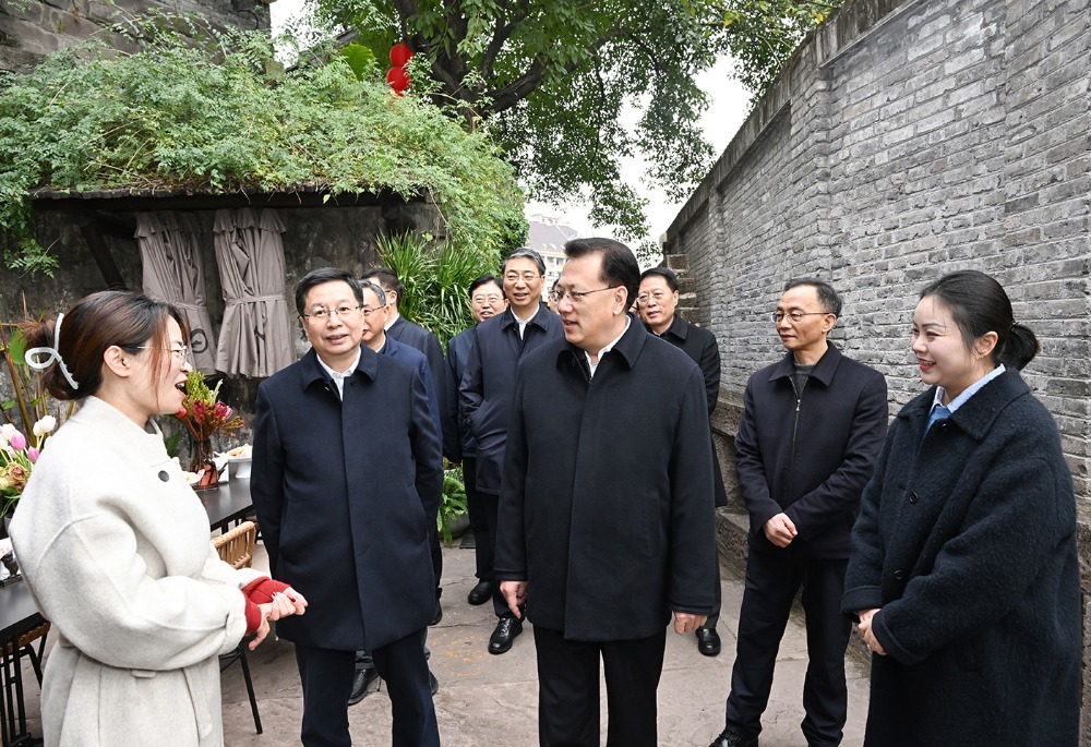 1月28日，在南岸区下浩里老街，重庆市委书记袁家军，市委副书记、市长胡衡华与沿街商户交流。记者 苏思 摄