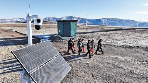 1月22日，围场满族蒙古族自治县公安局红松洼警务站民辅警和扑火队员到红松洼牧场进行防火巡逻。 本报记者 田明摄