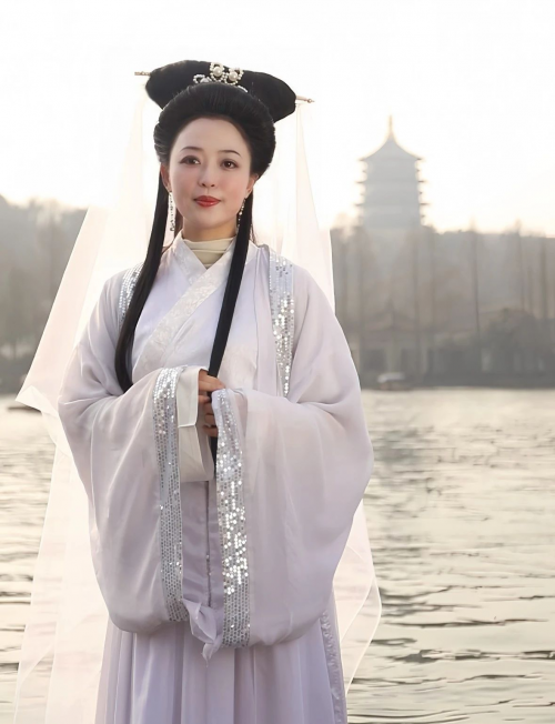 蛇年临近,西湖边惊现"白娘子"?网友:这熟悉的新鲜感!