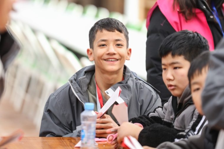 小朋友们正在体验剪纸乐趣。（袁州区委宣传部供图）