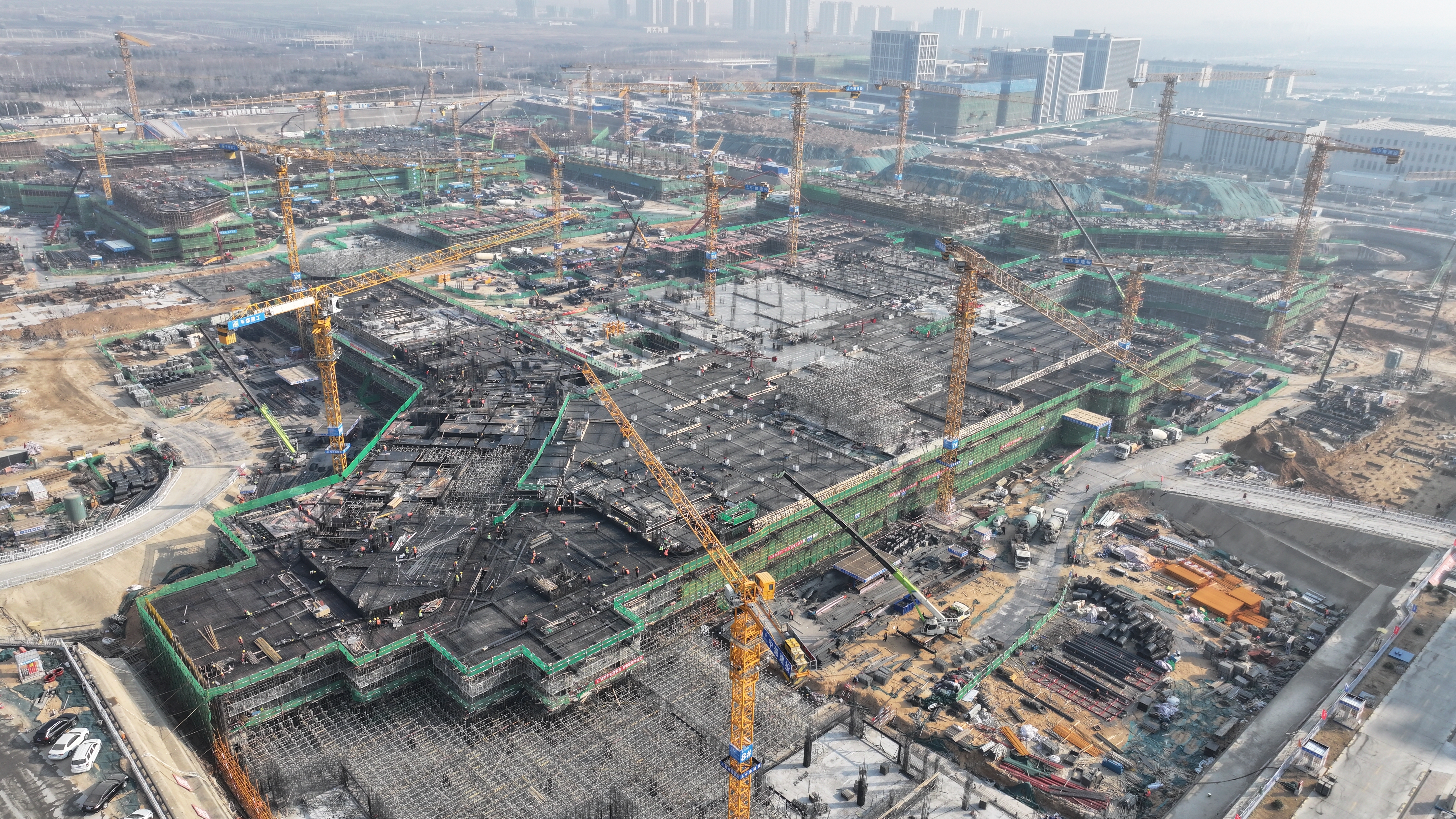 ▲中国医学科学院肿瘤医院河南医院、河南省人民医院南院区项目建设现场。