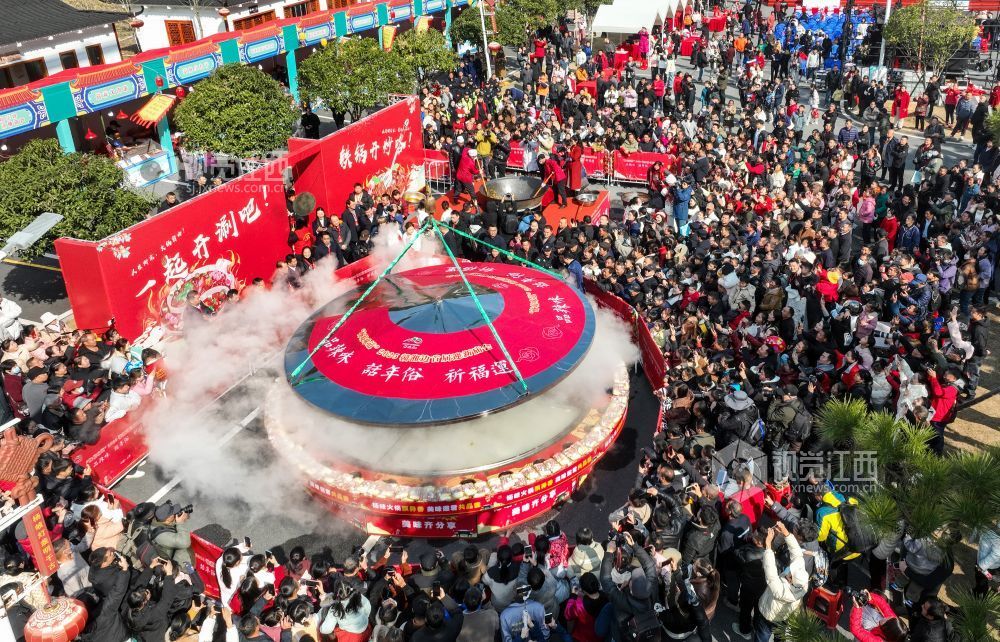 1月18日，在上栗縣2025贛湘邊首屆迎新春廟會上，千人共享火鍋宴開鍋，現場喜慶熱鬧。特約通訊員 李桂東攝