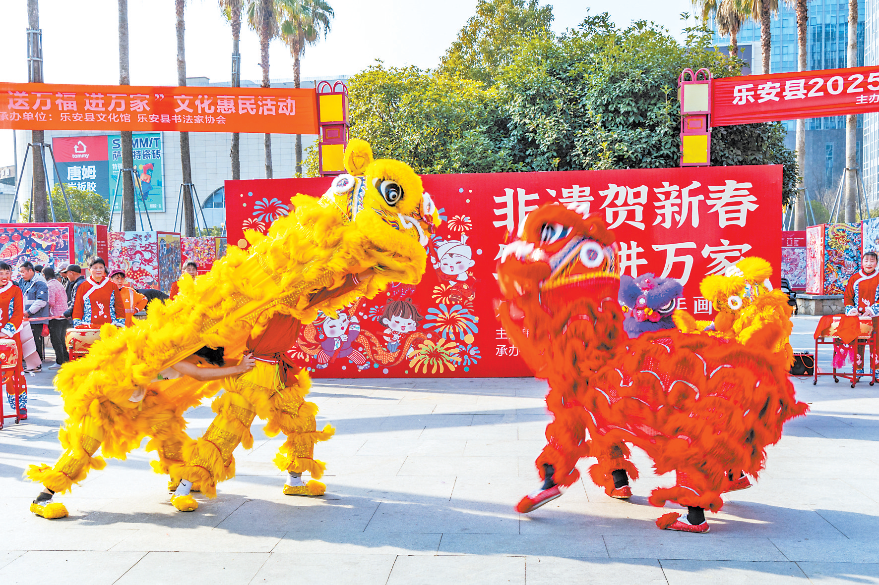 日前，乐安县四九广场上热闹非凡、人流如织，该县在此举行“非遗贺新春傩舞送福来”活动，洋溢着浓厚的新年氛围。王国庆 刘洋 摄