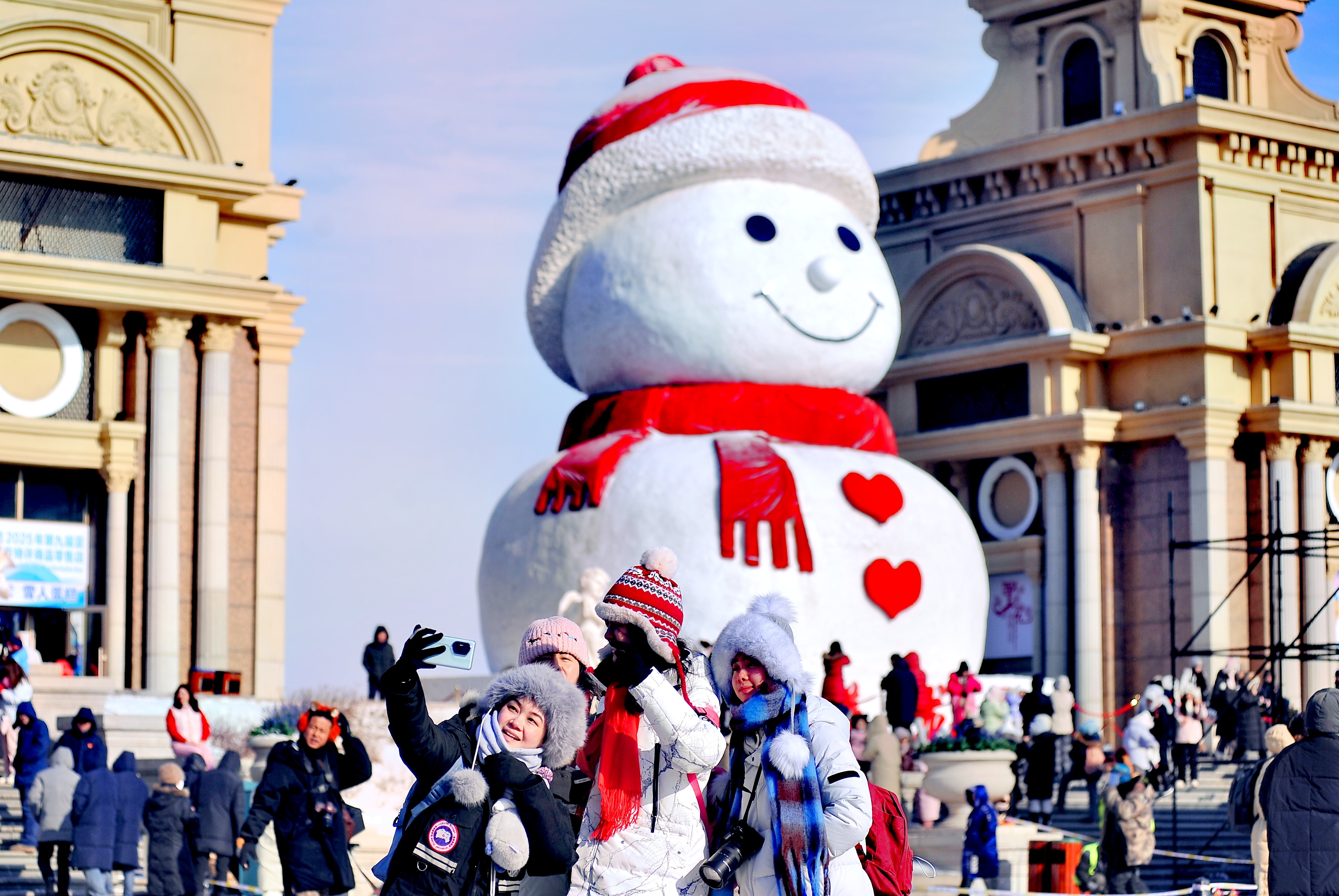 在大雪人前拍张合影