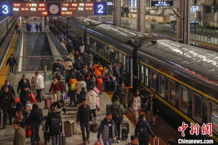 1月25日，江西南昌站，旅客从站台上走过。中新社记者 刘力鑫 摄