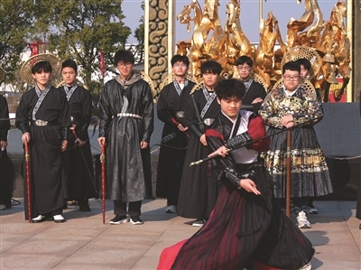 汉代海昏侯国遗址公园的“威武迎宾”长刀舞