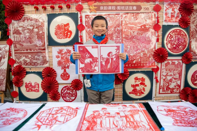 宜春市实验小学4年级学生小刚用剪纸展示本土风景和人物故事，一剪一画尽显地方特色。（袁州区委宣传部供图）