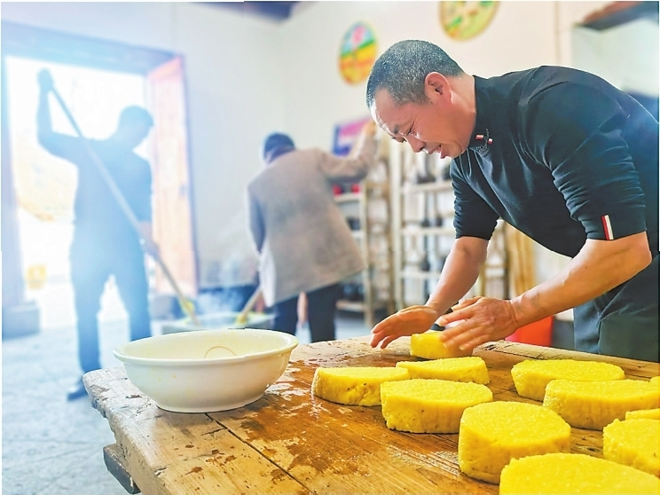 村民和游客一起制作黄元米粿。