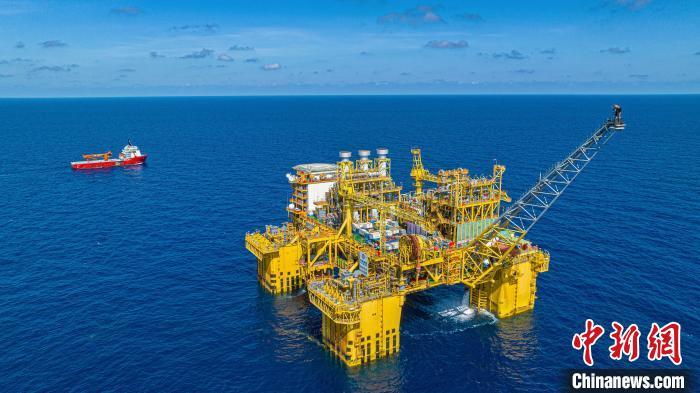 1月29日，中国海油宣布，中国首个自营超深水大气田“深海一号”累计生产天然气超100亿立方米。这是大气田的核心装置“深海一号”能源站。　徐海舟 摄