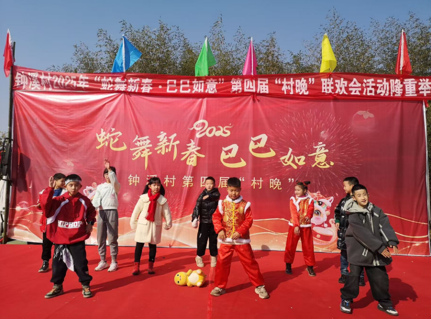 新余渝水区：钟溪“村晚” 乡情浓、传统韵、年味足