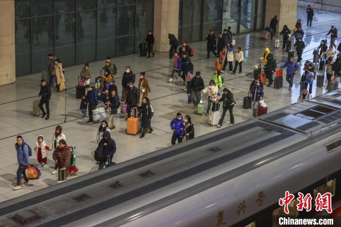 1月25日，江西南昌站，旅客从站台上走过。中新社记者 刘力鑫 摄