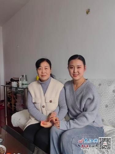 楊小莉(左)從甘肅天水趕到南昌和女兒團(tuán)聚。