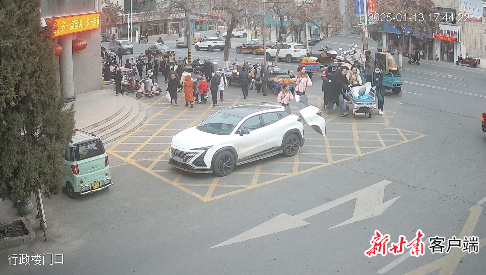 医护人员在对倒地男子实施急救措施后，第一时间送至医院接受治疗。此画面为视频截图，由河西学院附属张掖人民医院提供。