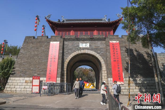（新春見聞）江西贛州：古城門掛上巨幅春聯 喜迎新春佳節