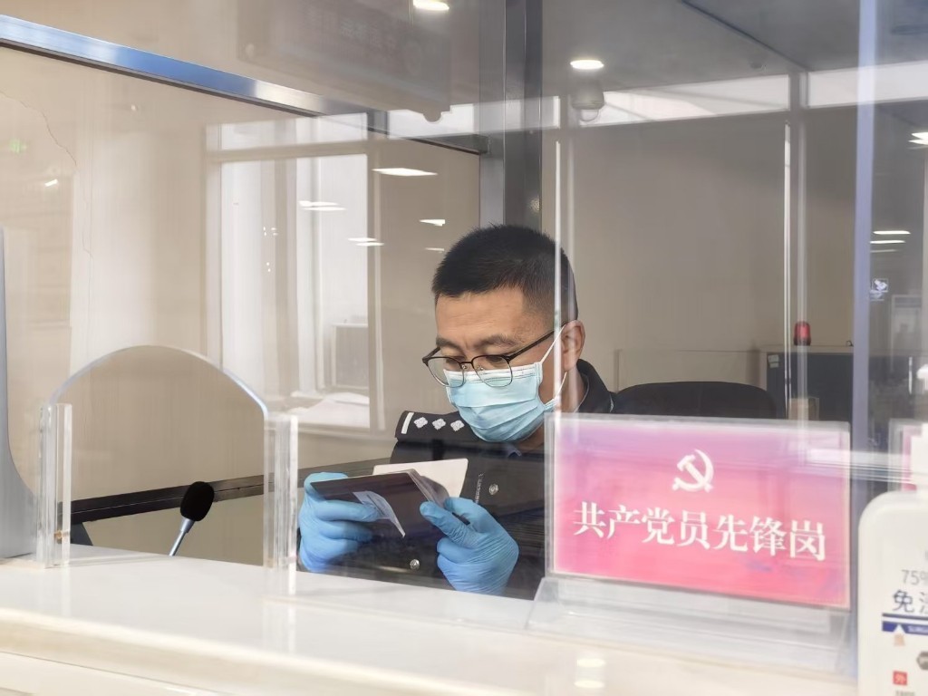 兰州边检站民警坚守岗位