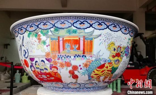 1月22日，青花斗彩“春碗”惊艳出窑。汪浩 摄