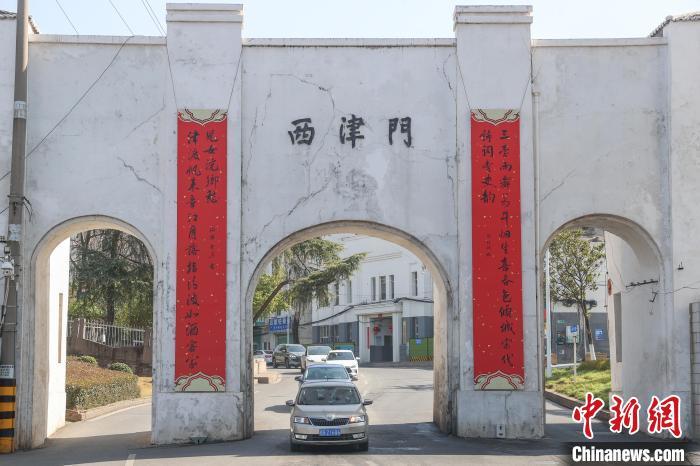 （新春見聞）江西贛州：古城門掛上巨幅春聯 喜迎新春佳節