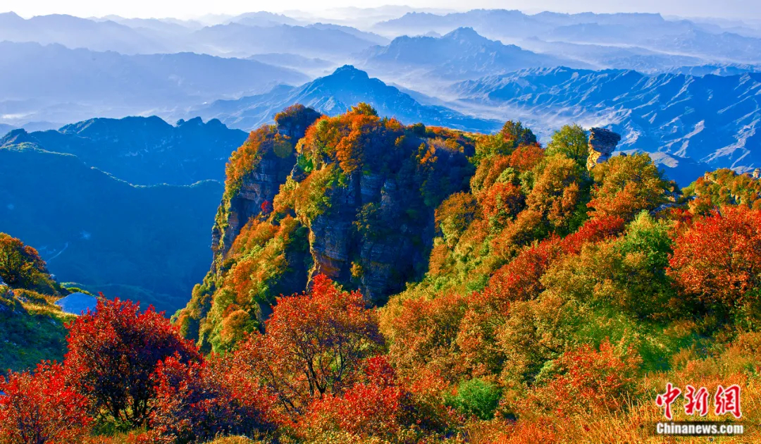 秋染白石山。李安利 摄