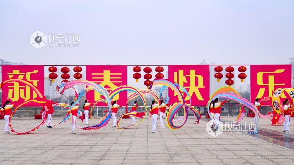 1月24日，上高縣錦陽廣場紅燈籠高懸，人們舞動彩龍，喜迎新春到來。特約通訊員 陳旗海攝