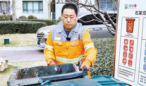 1月22日，石家庄市新华区卫生队垃圾清运员张坤正在汇君城进行垃圾转运工作。本报记者 李佳泽摄