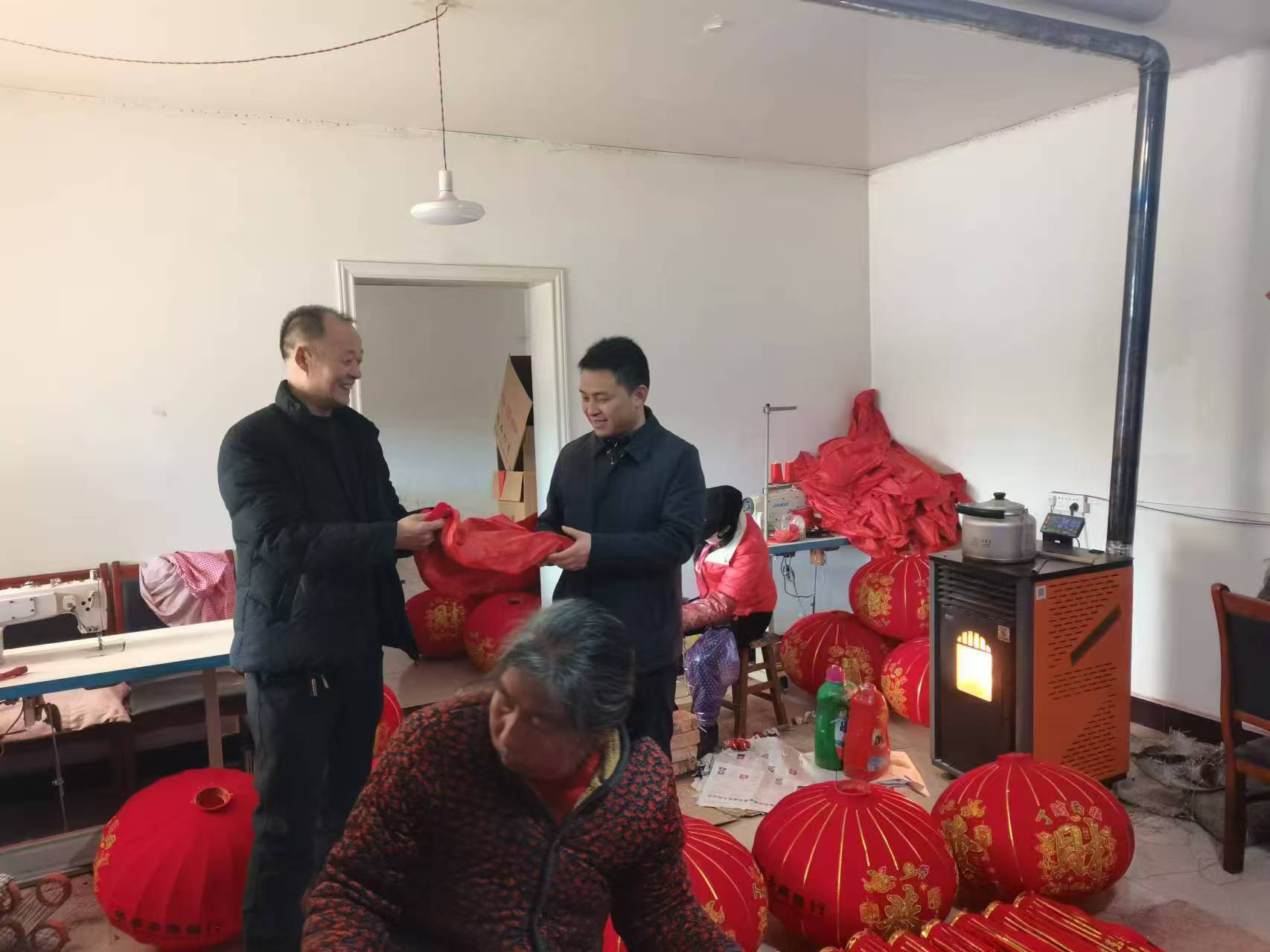 大红灯笼点亮年味经济　华亭这儿迎来红火年