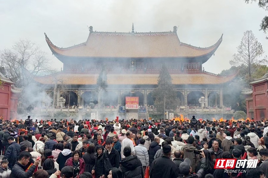 大年初一，许多游客聚集在南岳大庙，为新年祈福。