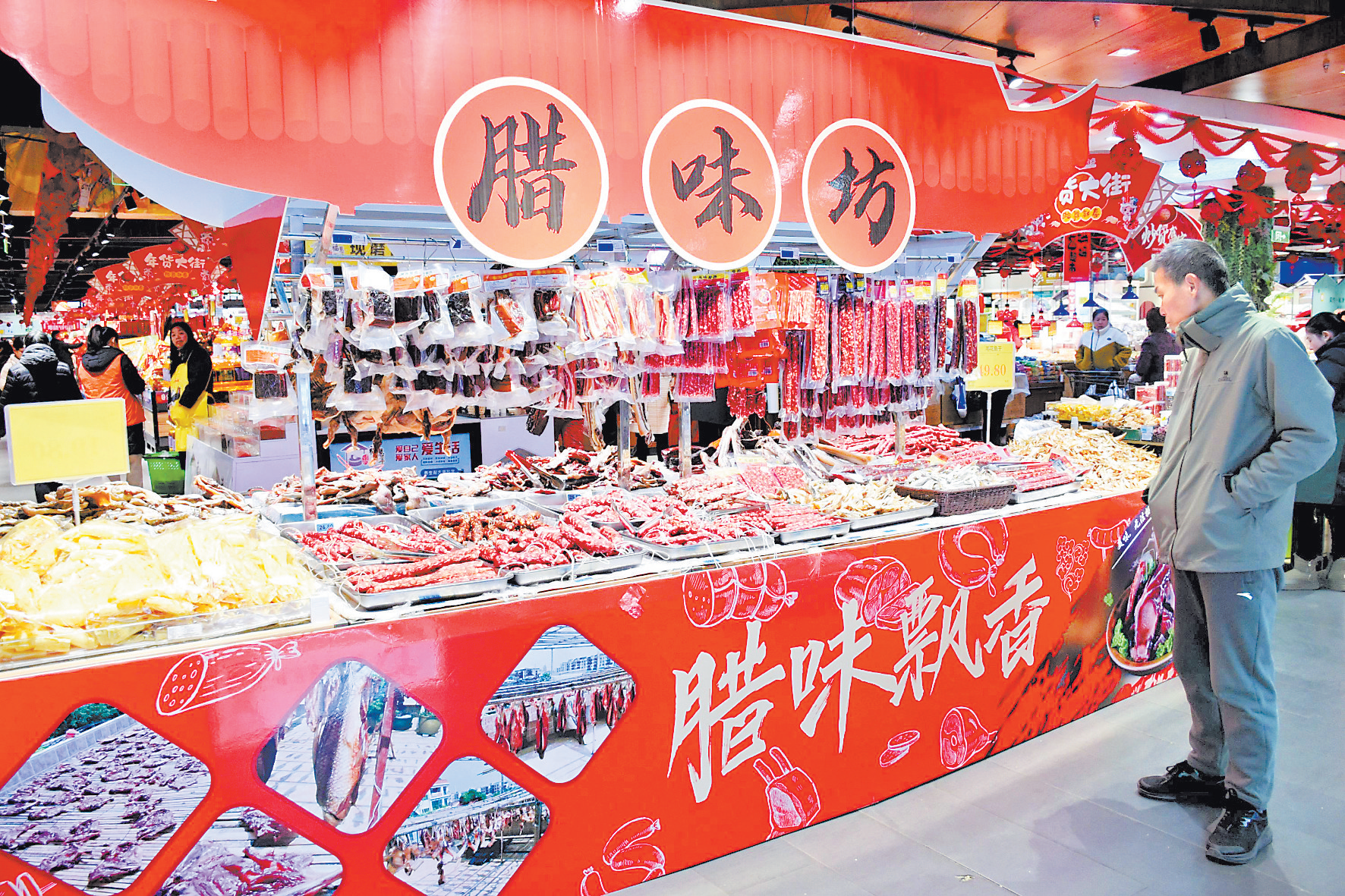 近日，南丰县城一超市里，市民们忙着购置年货，洋溢着浓浓的年味，一派热闹景象。春节临近，南丰县各商超内的年货产品种类齐全，不时有工作人员搬运货品补充，吸引许多顾客驻足挑选。袁荣生 摄