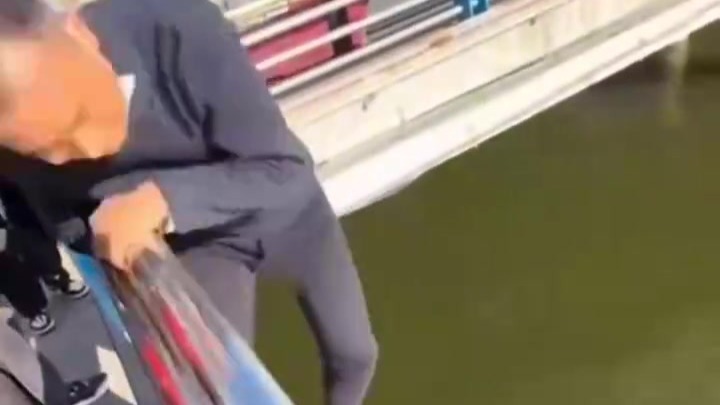 公交司机从10米桥面跳水救人