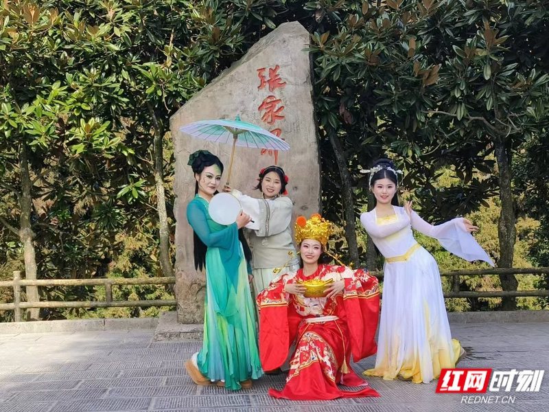 张家界国家森林公园“灵蛇财神迎新岁,西游奇遇贺新春”春节巡游活动。以上图片由龚辉杰/摄