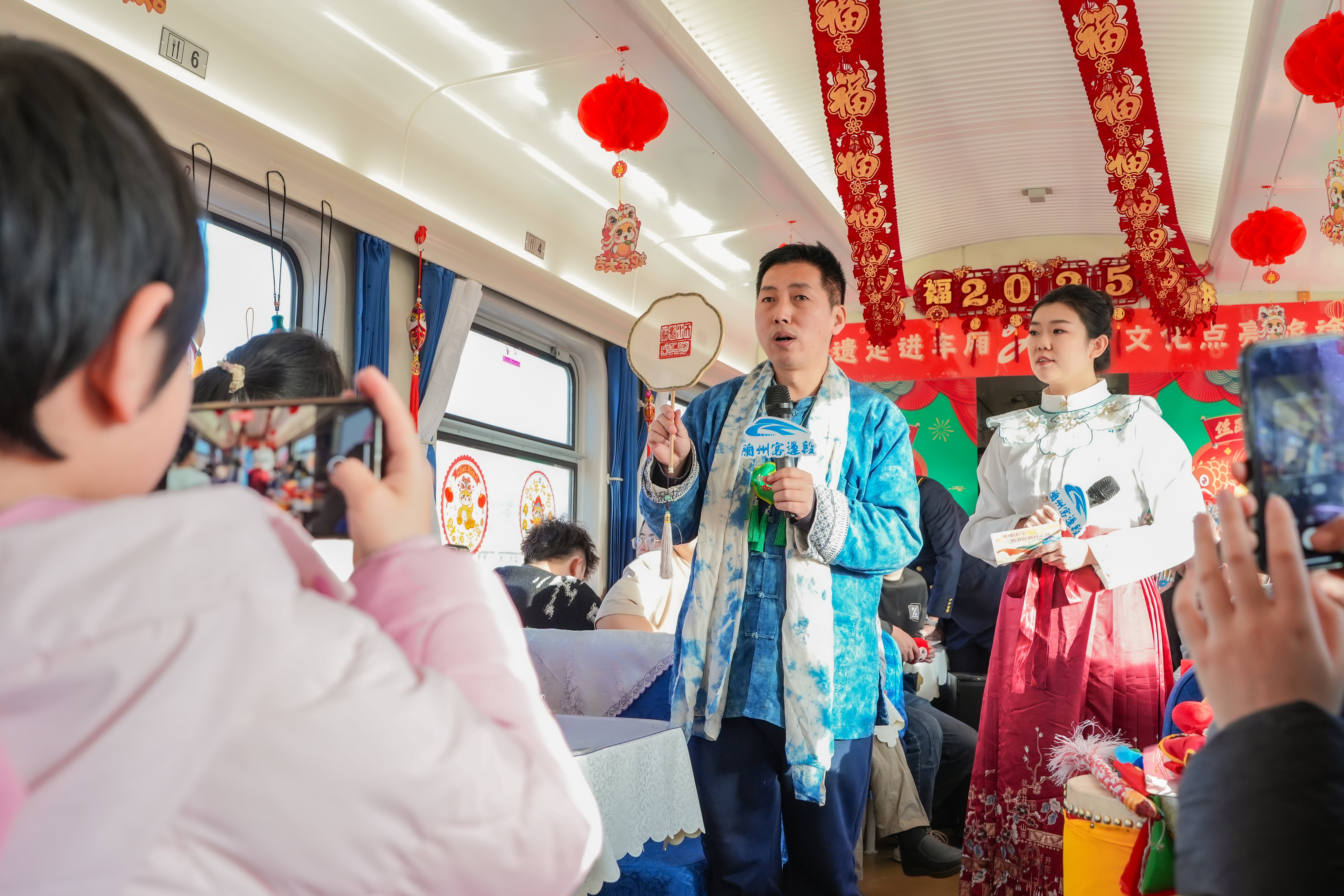 刘云帆为大家讲解刺绣文化