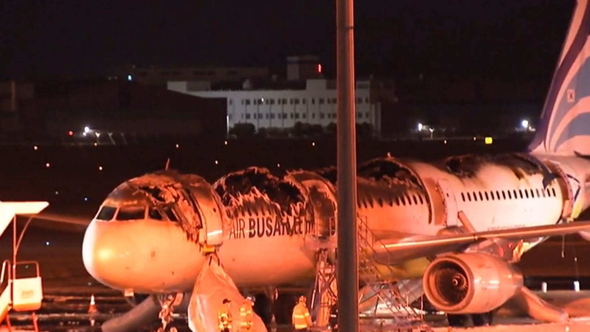 韩国飞中国香港客机突然起火：机尾冒烟乘客通过滑梯紧急疏散，火势迅速蔓延最后整架飞机被烧穿