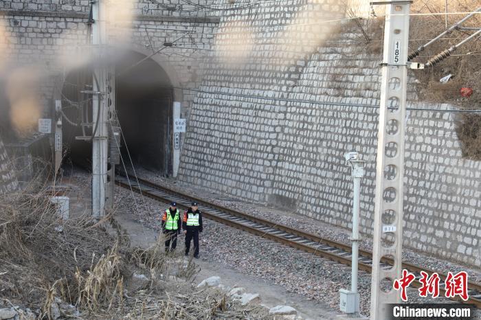 图为石家庄铁路公安处井陉站派出所民警雪后翻山越岭排查石太铁路线路隐患。 林峰 摄