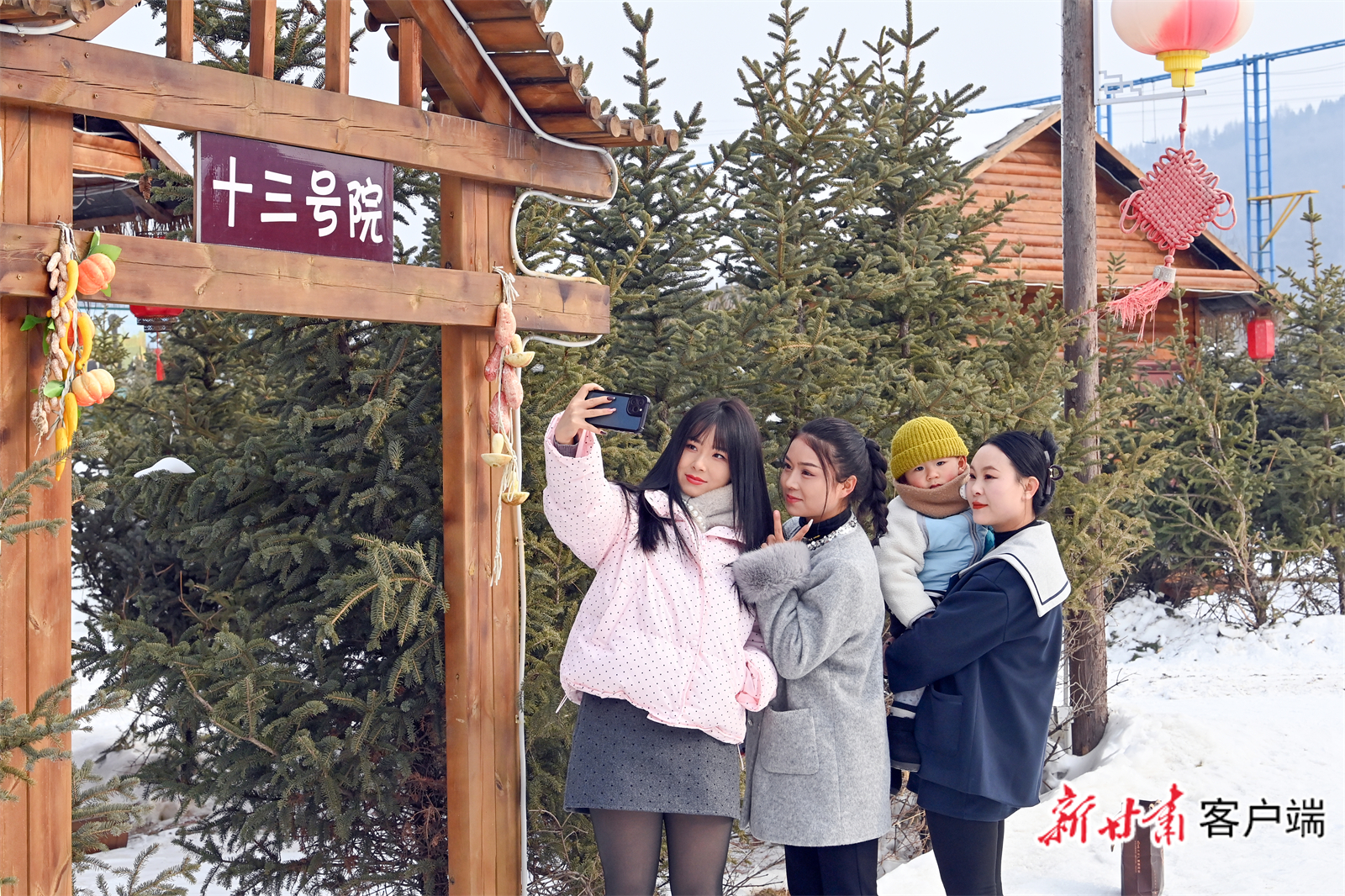 游客在法台山景区“西北雪乡”打卡拍照 新甘肃·甘肃日报记者 丁凯 摄