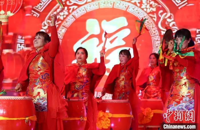 1月26日晚，2025“社赓村晚”举行。图为威风鼓表演。韩海建 摄