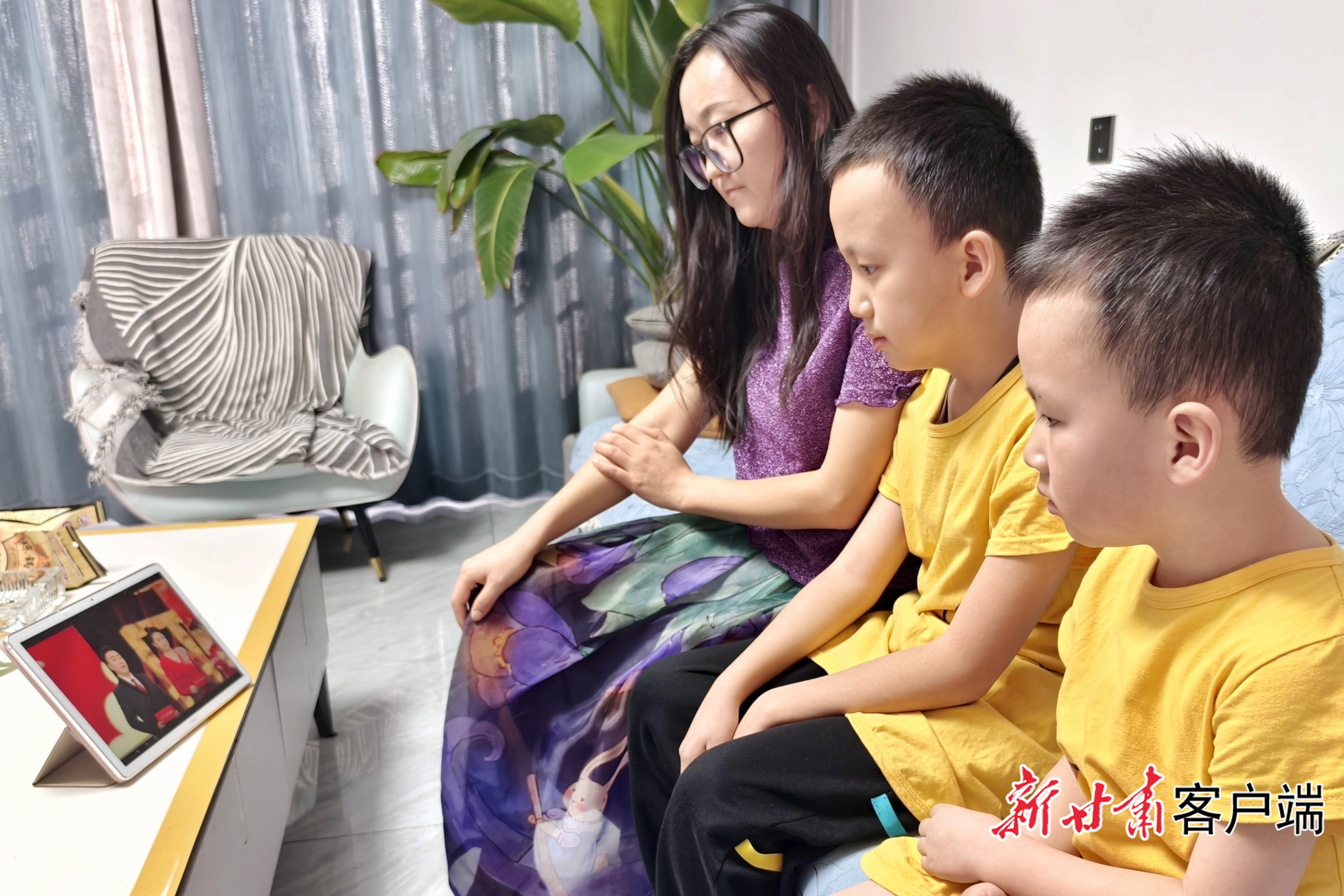 张掖市民乐县团结巷社区居民在家中观看新甘肃网络春晚