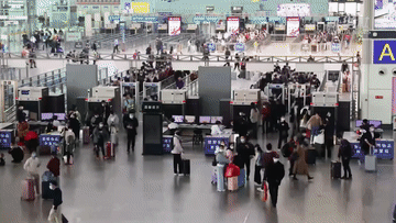 00后列车员解锁春运初体验　家人火车上过团圆年